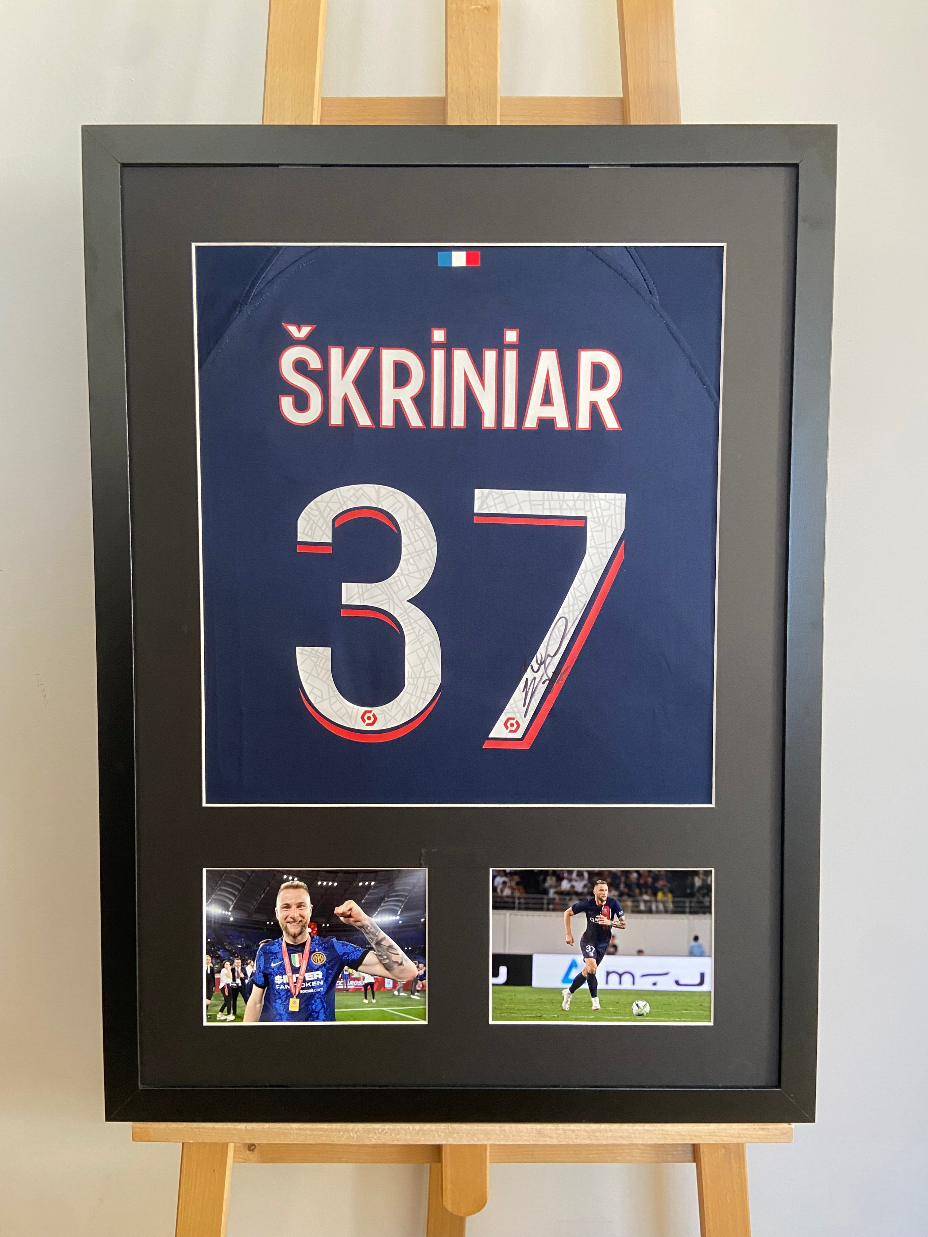 Zarámovaný podpísaný futbalový dres – Milan Škriniar (PSG)